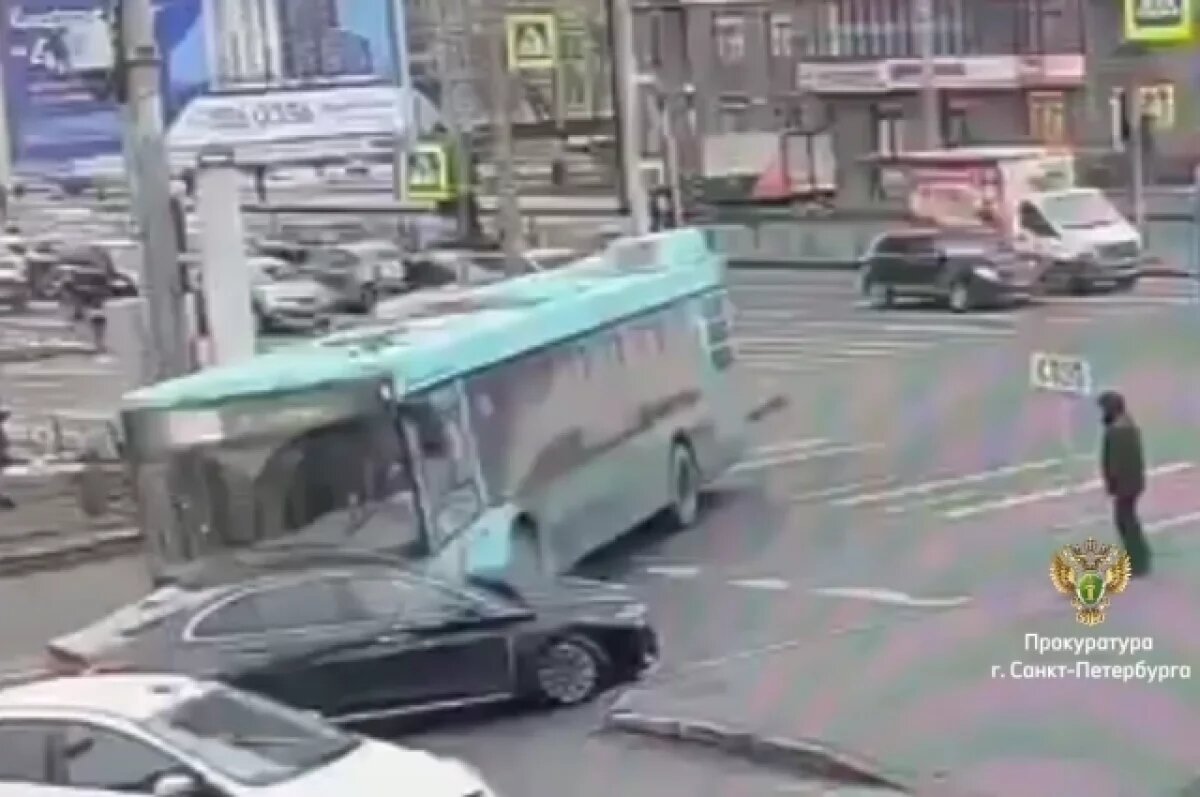    Суд арестовал водителя автобуса, вылетевшего на остановку в Петербурге