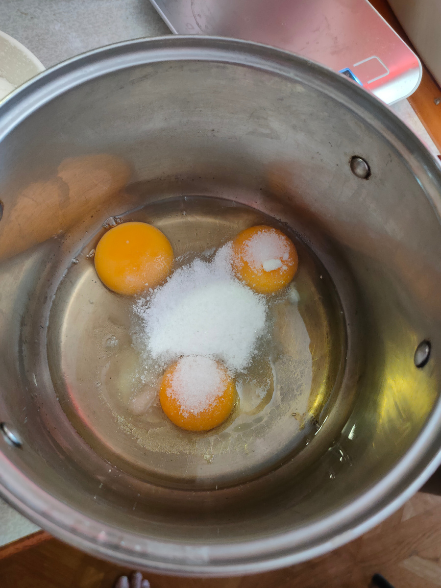 Яйца, соль и сахар.