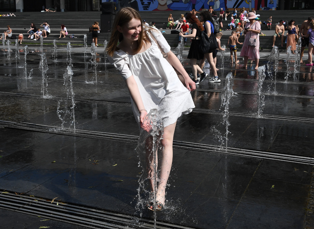 Летняя жара в Москве - время залезть в фонтан. Источник: Globallookpress.com