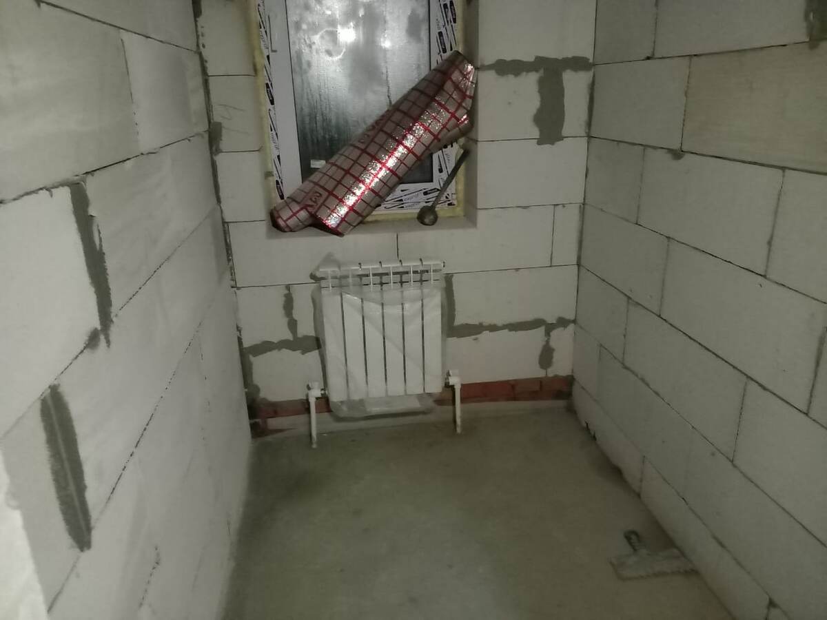 А это наша  душевая комната + второй туалет будет стоять тоже здесь (уже стоит)