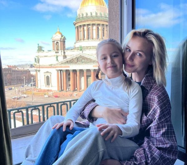    Полина Гагарина с дочерью, фото: соцсети