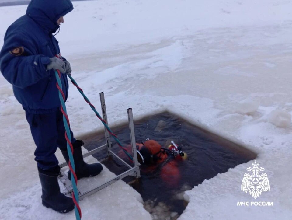    Полтора месяца в акватории и 22 часа под водой ищут водолазы утонувшего в Сургуте мальчика