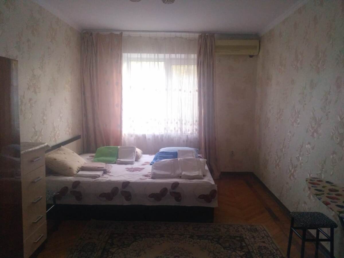 Комната с двухспальной кроватью. Здесь живëт у нас Лена