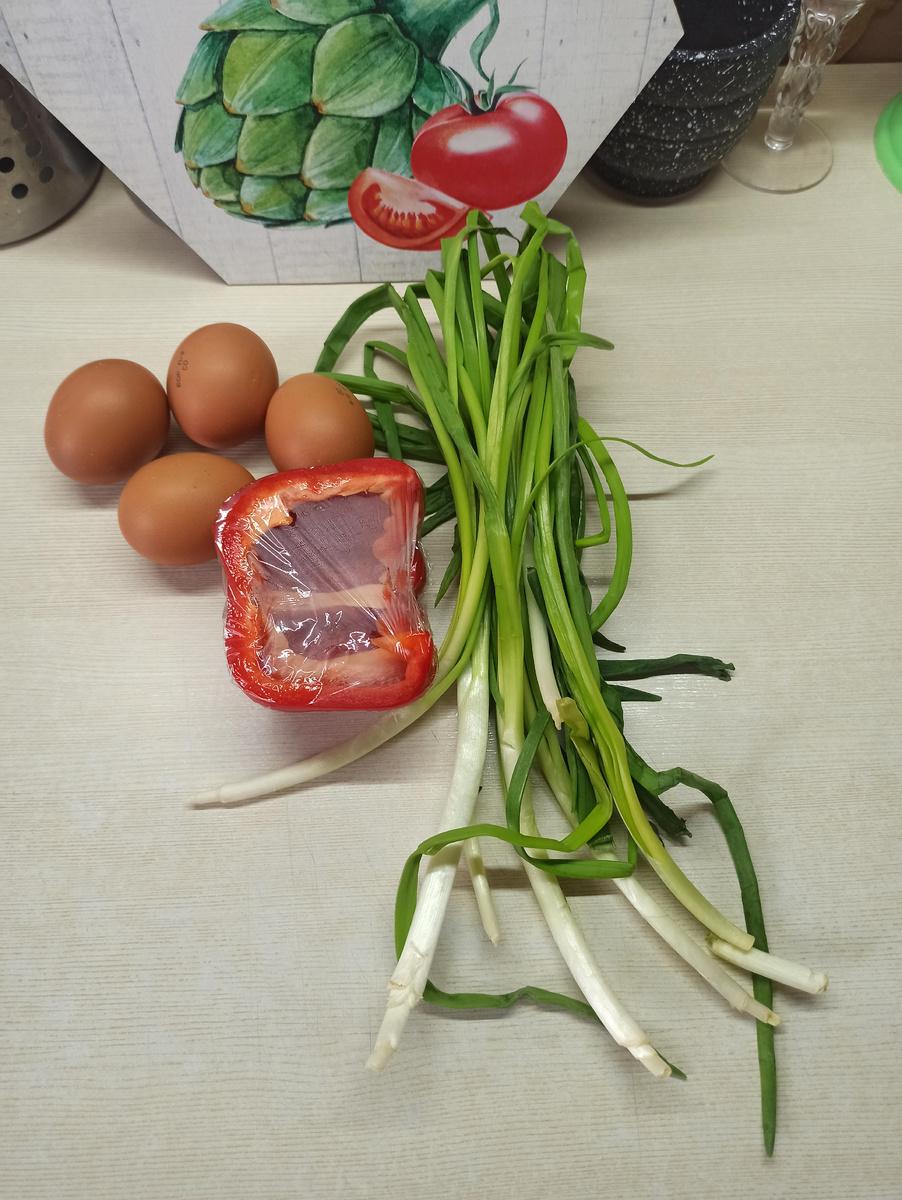 В наличии у меня небольшой пучок лука, но его хватило для блюда.