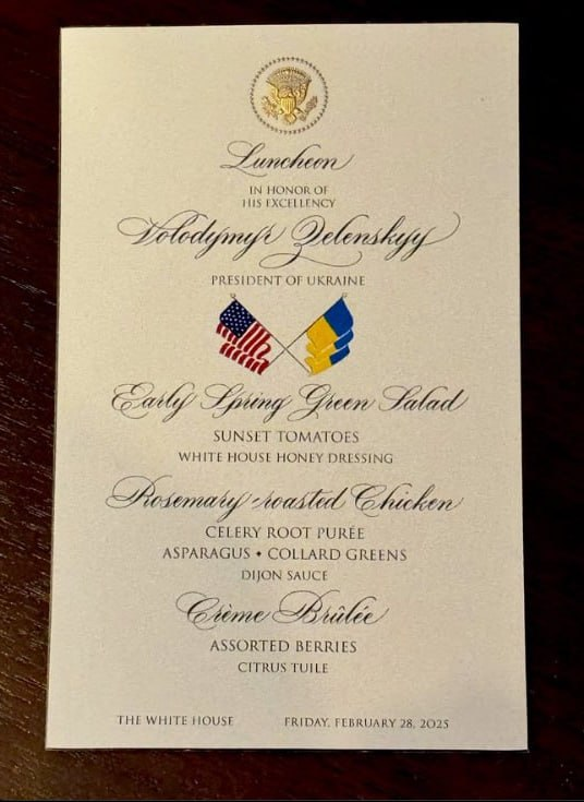 Сотрудников Белого дома пригласили на приготовленный для Зеленского обед. Фотографию опубликовало издание Sky News в соцсети Х.