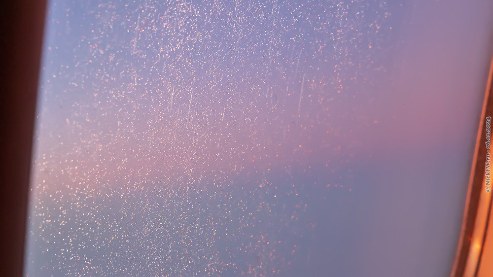 1. Рассветное зарево в льдинках иллюминатора... © NickFW.ru — 26.12.2024г.