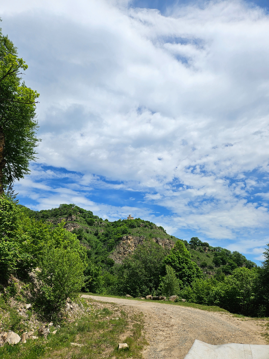 Вдалеке уже мелькает точка назначения.