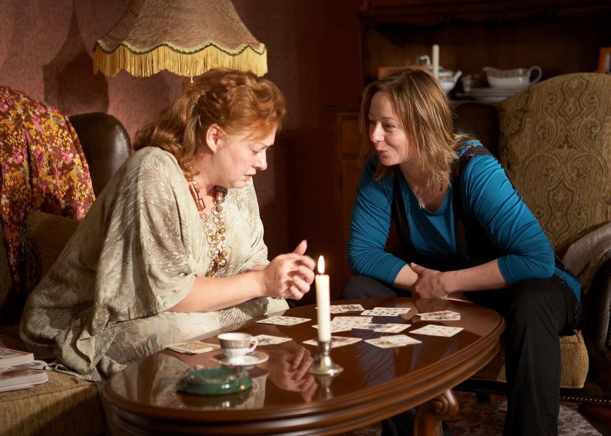 "- Ань, как ни крути, а замуж тебе выходить надо.
- Нет уж, я там была. Хватит.
- А вот и зря, я четвёртый раз замуж вышла и что? И опять удачно." Фото: Кинопоиск