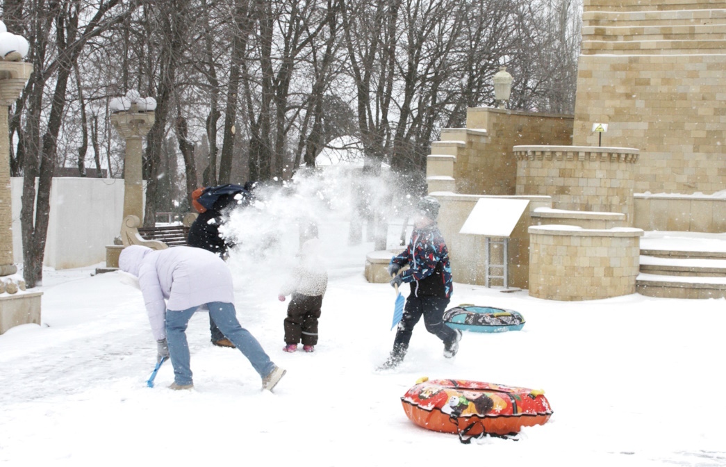 Под занавес зимы природа подарила волгоградцам снег, а то пришлось бы вместе с итальянцами празновать битву апельсинов.