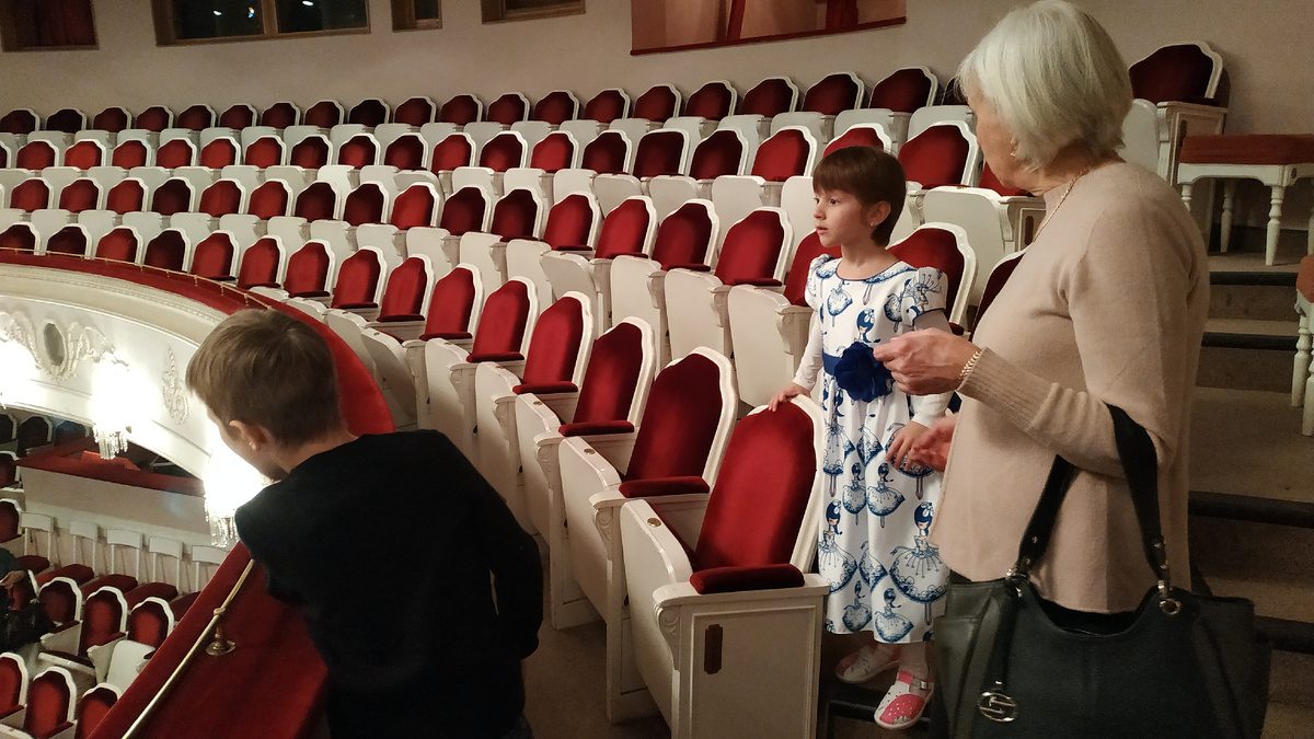 Смотрим, как устроен театр.