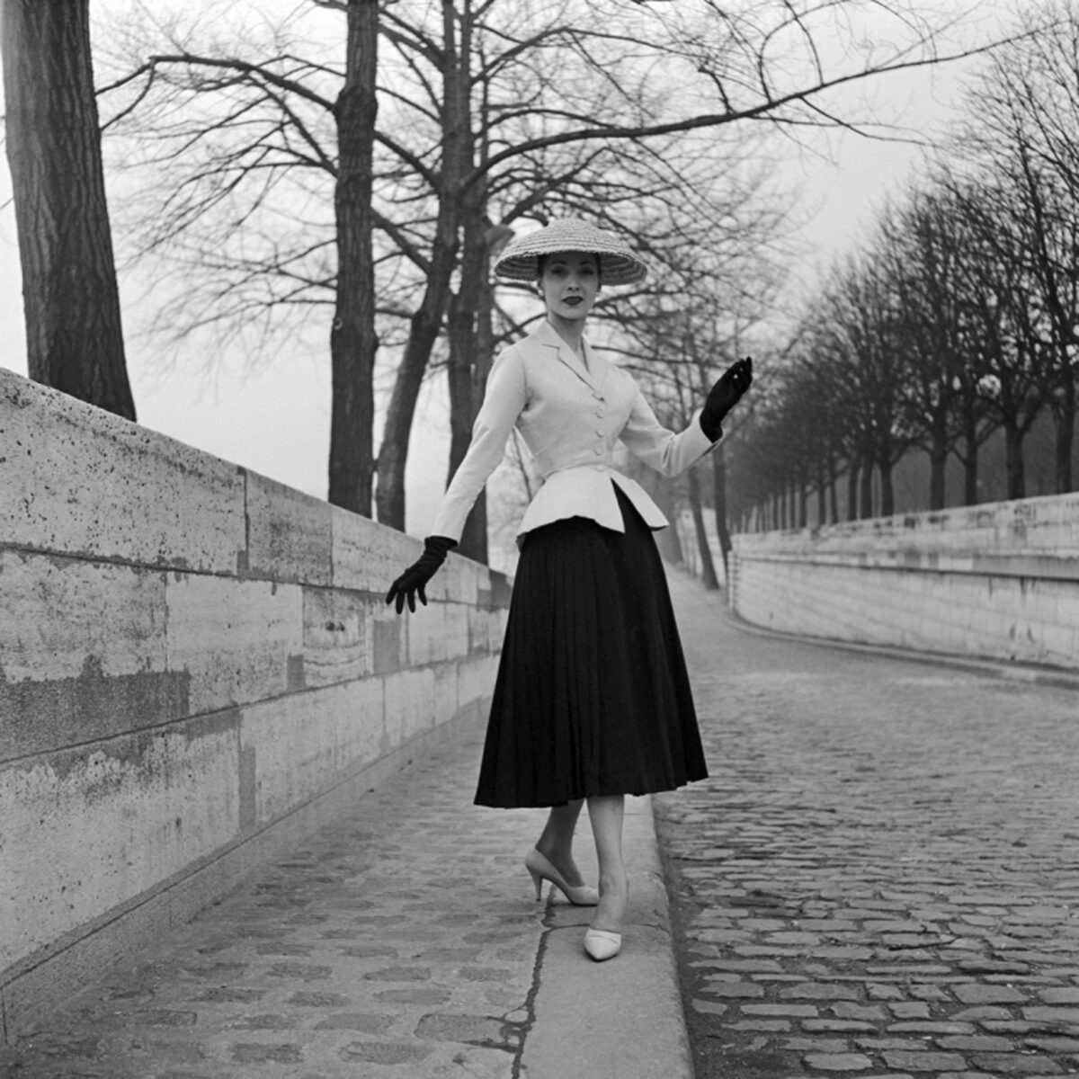 Christian Dior, Париж (модный дом) Christian Dior (дизайнер) Костюм Bar, коллекция весна-лето 1947, модель Рене, фотография из желатина и серебра 1955 г. Фотография Вилли Мейвальда Коллекция архивов Christian Dior, Париж © Willy Maywald/ADAGP, Париж