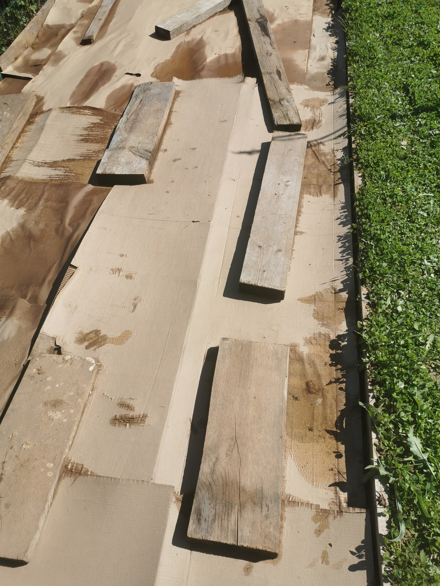 Это основание под дорожку из щепы. В основании - картон