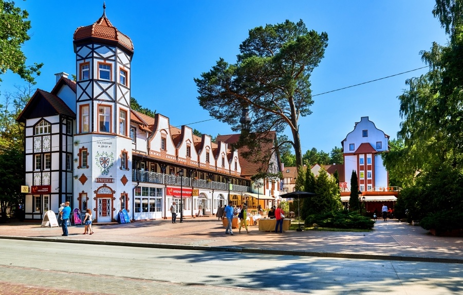 Светлогорск — место, где время замедляется. Море, сосны и уютные домики создают идеальную картину для отдыха души.