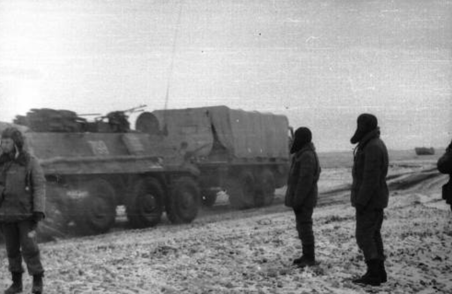 "Урал" подвоза берет на буксир МТП советской пограничной мотоманевренной группы. Республика Афганистан, 1989 год