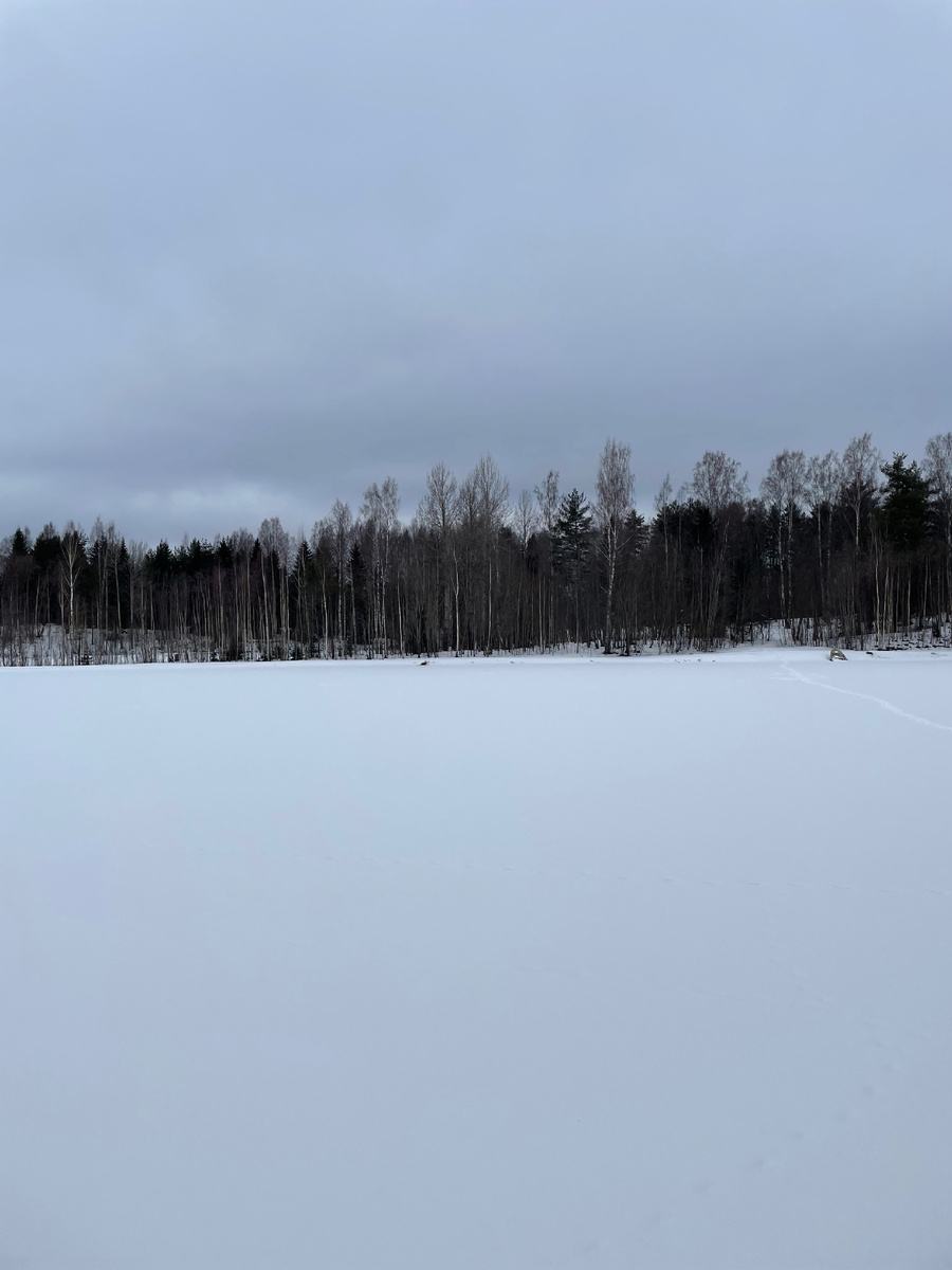 Это озеро под снегом