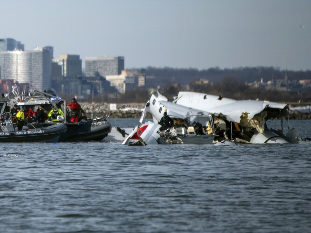    Обломки на месте крушения самолета American Airlines после столкновения с военным вертолетом Black Hawk в Вашингтоне© AP Photo / U.S. Coast Guard/Petty Officer 2nd Class Taylor Bacon