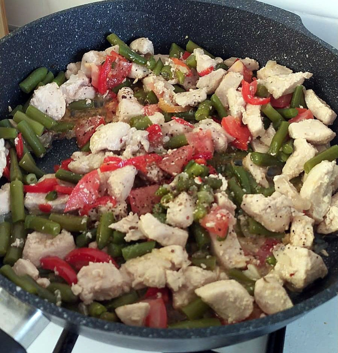 Сочный рецепт тушеной куриной грудки с овощами!