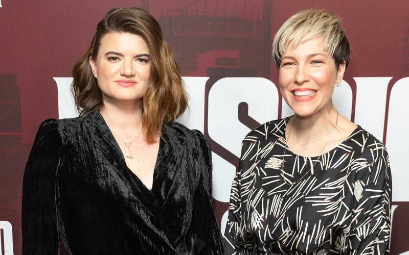 Слева Лесли Хэдланд.