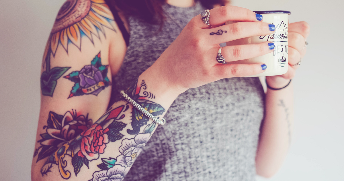 Девушка с татуировками.