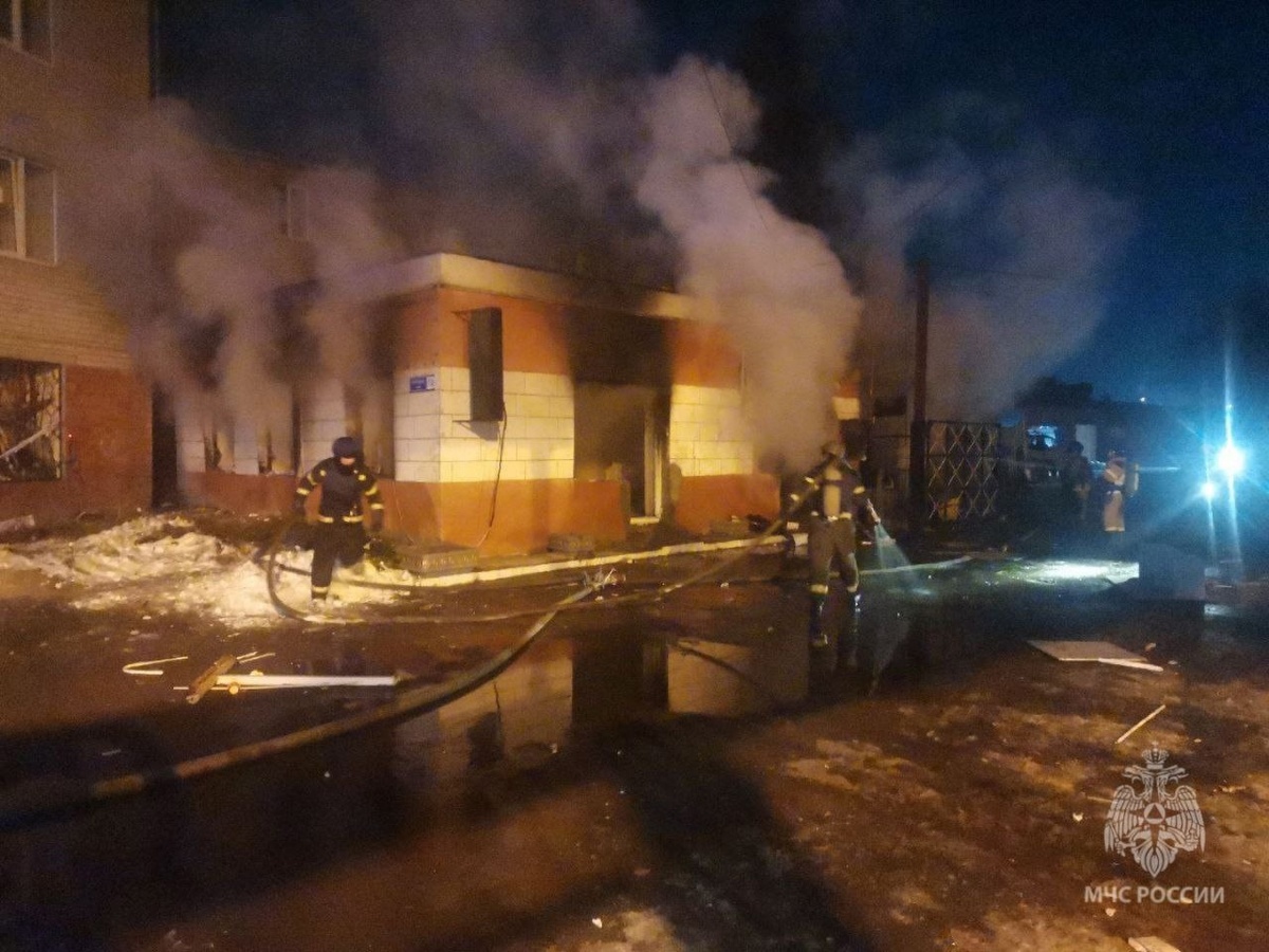    Огнеборцы МЧС России ликвидируют пожар в Сеймском округе Курска