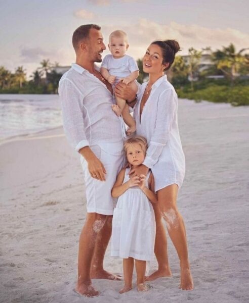    Нюша с мужем и детьми. Фото: s-ova.ru