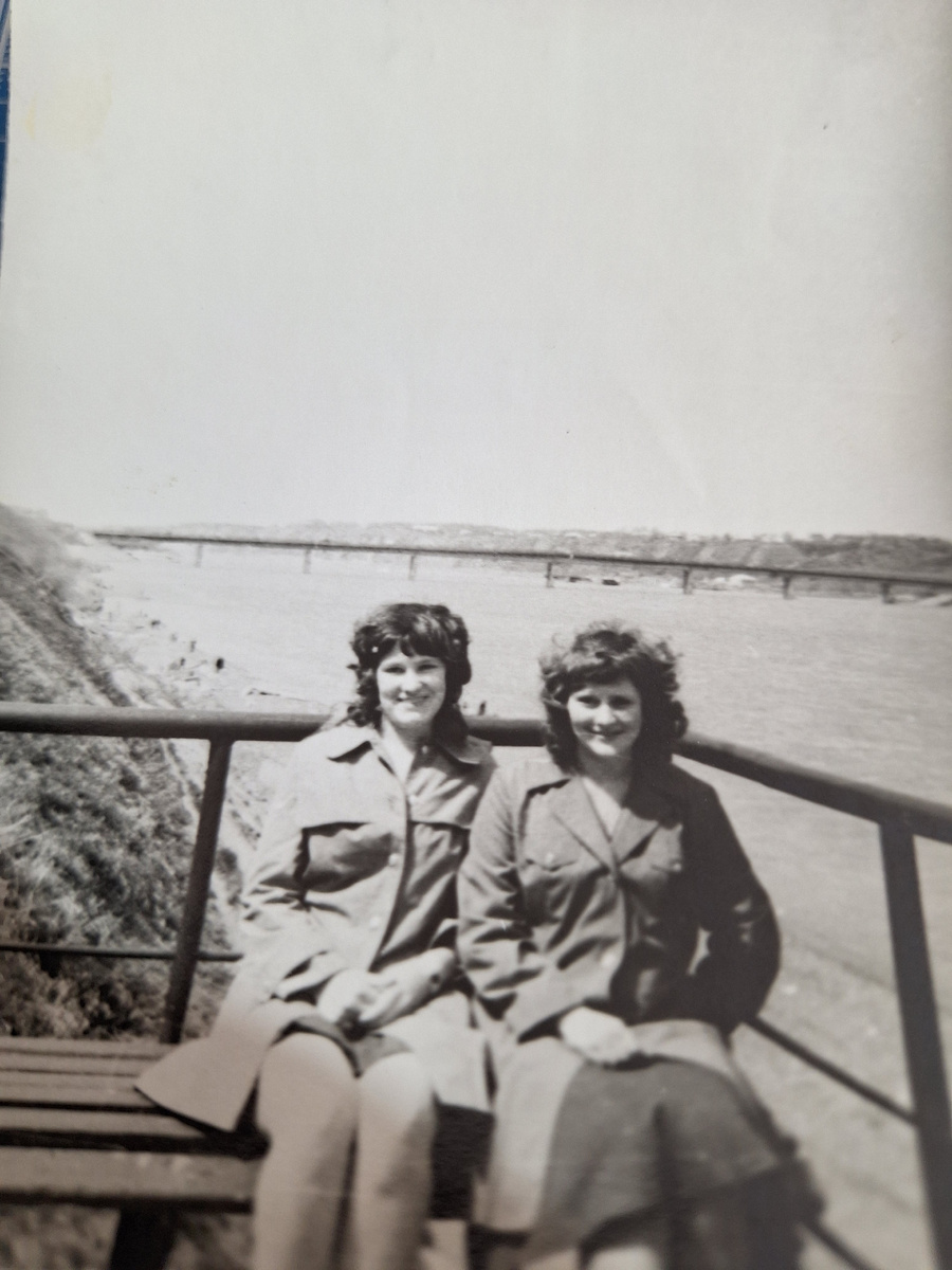 Река Томь. Мы с подругой счастливые и довольные.