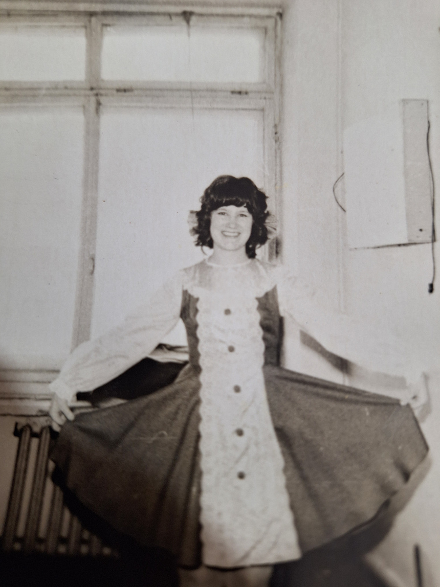 Я перед выступлением с танцевальным кружком, который посещала во время учёбы.