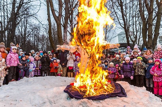 Сжигание соломенного чучела Масленицы