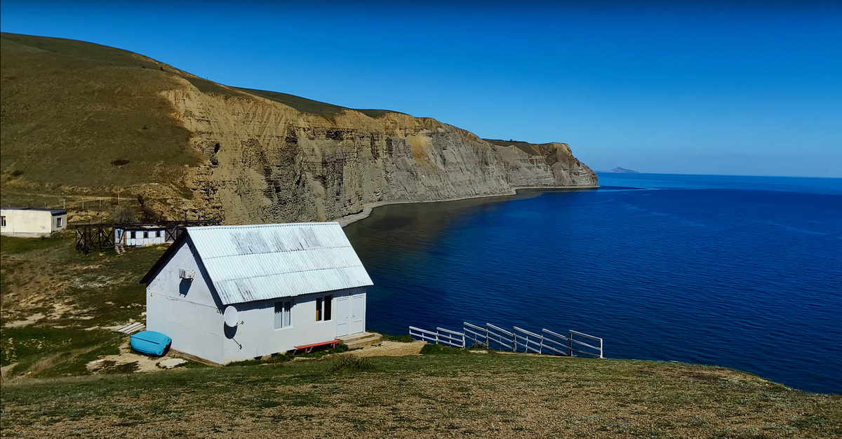 Домик на холме возле бухты "Бугаз"