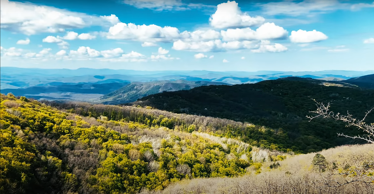 Вид со смотровой площадки при подьезде к пещерам