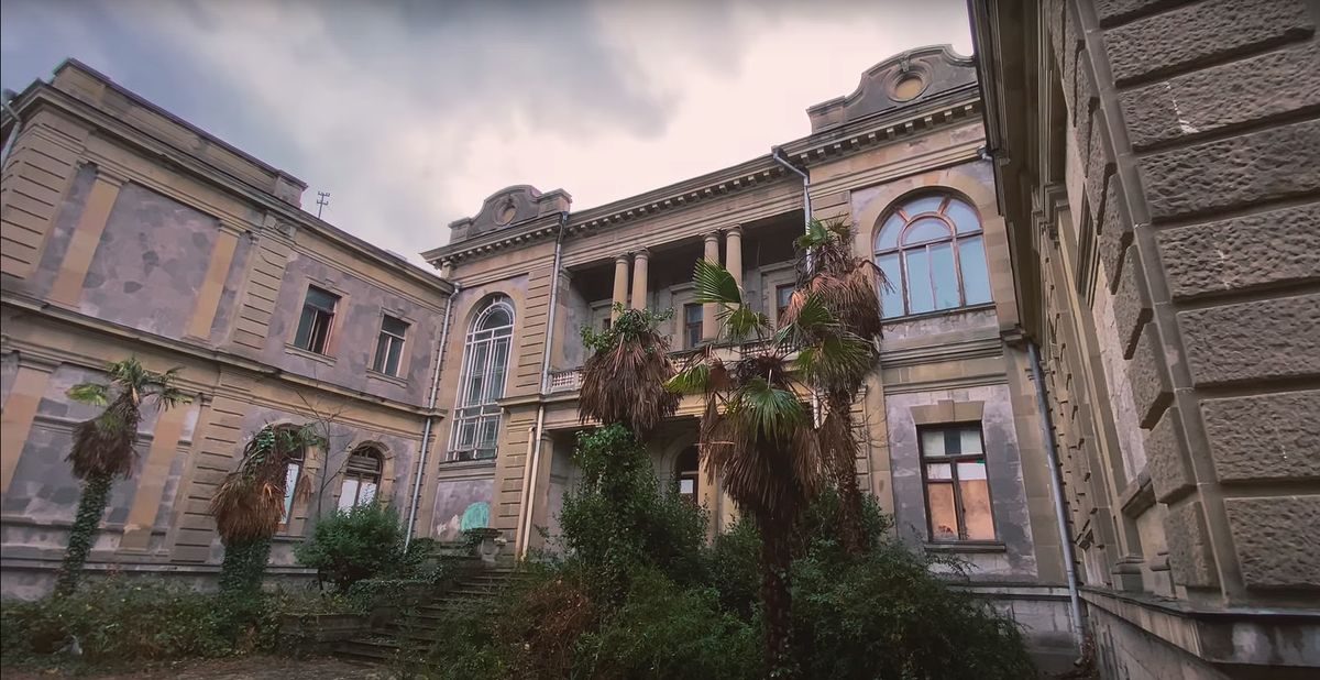 Центральный вход