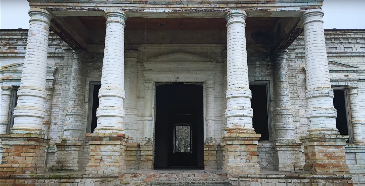 Вход в главное здание