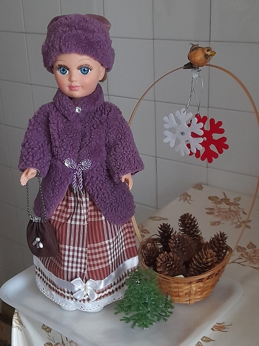 Аметистовый полушубок из экомеха, комбинированная шапочка из микровельвета, тёмно-коричневая сумочка-мешочек для куклы Анастасии. Март, 2025. 