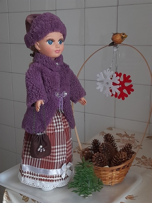 Аметистовый полушубок из экомеха, комбинированная шапочка из микровельвета, тёмно-коричневая сумочка-мешочек для куклы Анастасии. Март, 2025. 