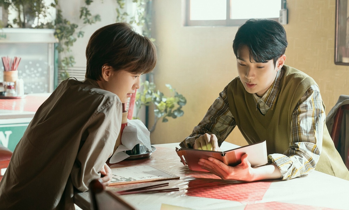 Сотрудники "Страны грёз" в исполнении актёров Чон Ю Ми и Чхве У Шика