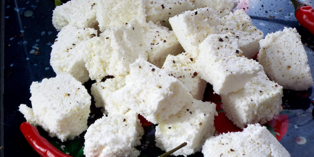 Вечером смешиваем кефир с солью: наутро получаем нежный сыр – вкуснее и дешевле «Феты»