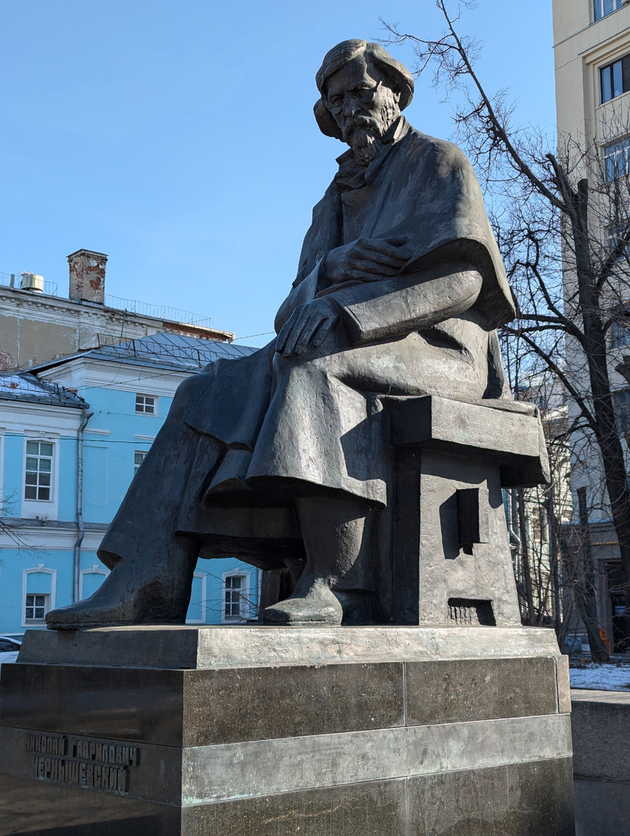Памятник Чернышевском у на Покровке.
