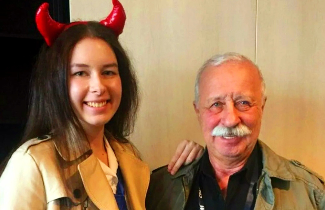 Варвара с рогами черта с папой Леонидом Якубовичем