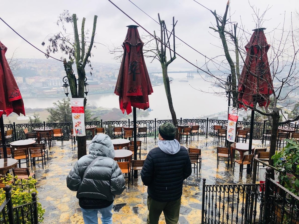 вид с холма Пьер Лоти и мы с гидом Волканом