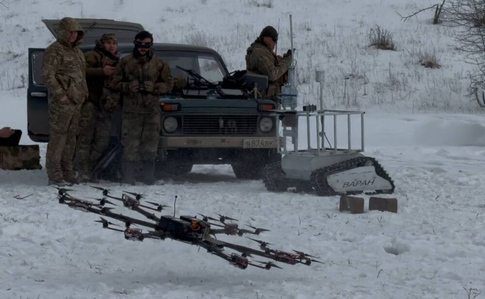 Эти наземные беспилотники в 810-й бригаде используют для работы в зоне действия вражеских ФПВ. Грузоподъёмность до 300 кг: доставка БК, провизии, эвакуация раненых, источник – Телеграм-канал Станислав Назаров | КАНАЛ |