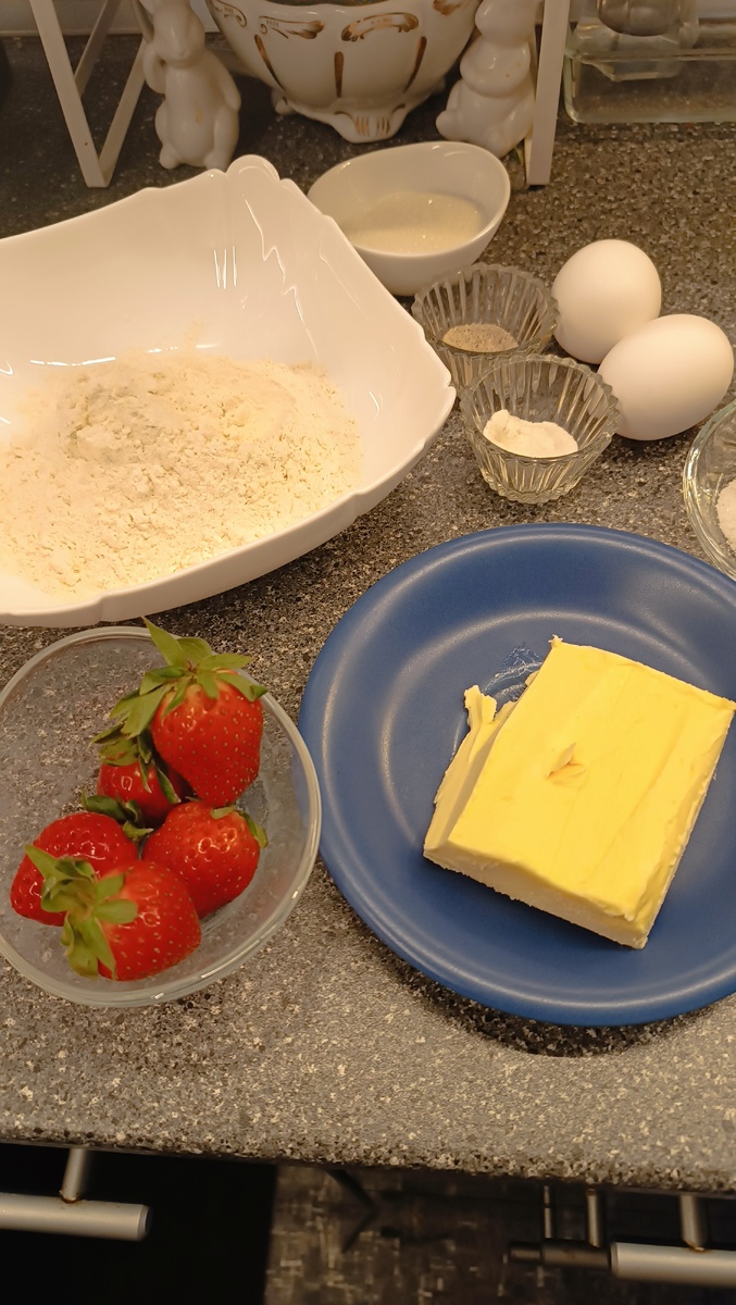 Для начало приготовим тесто. В муку добавить разрыхлитель, холодное сливочное масло, перетереть в крошку. 2 желтка, сахар, соль, перемешать.