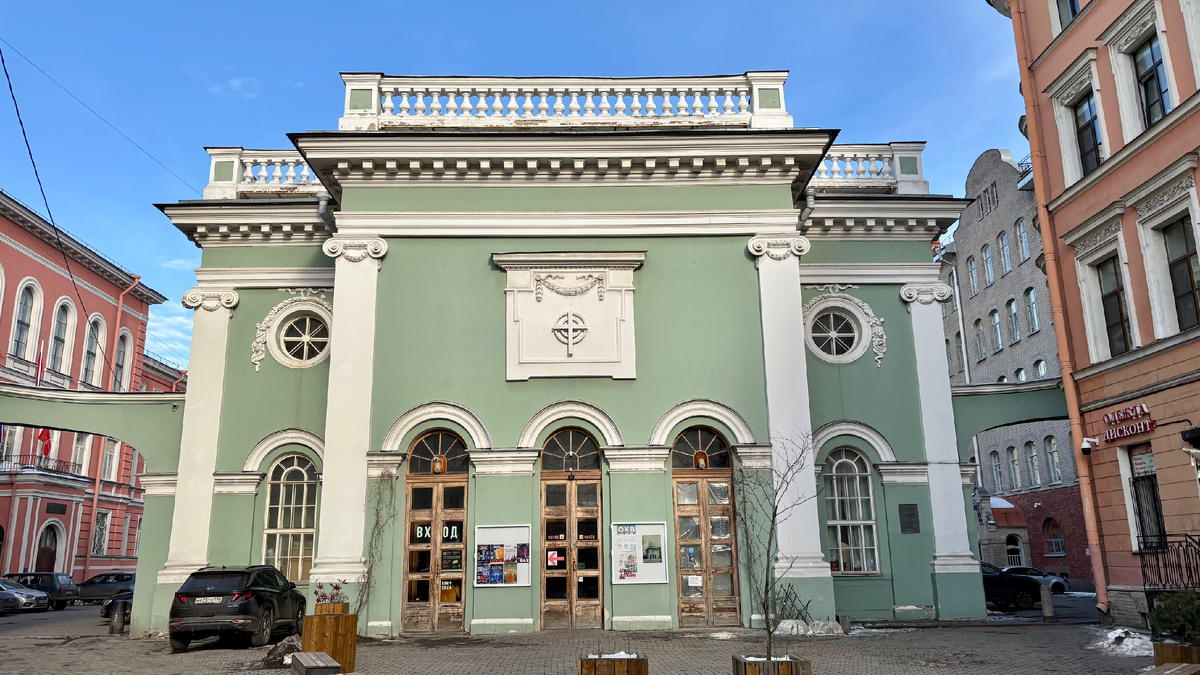 Кирочная улица получила свое название от расположенной здесь лютеранской церкви (кирхи) Святой Анны (Анненкирхе)