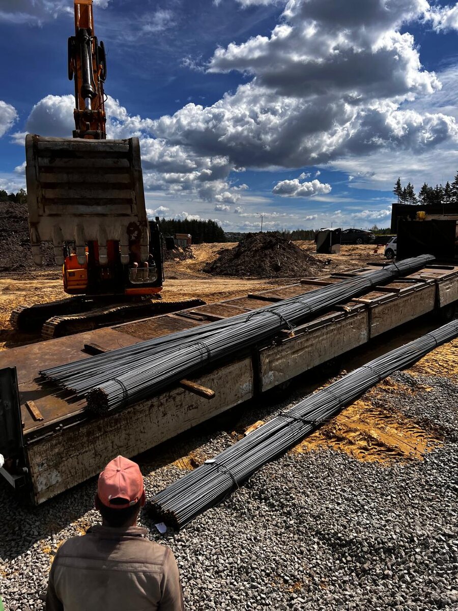 Разгрузка арматуры с шаланды.