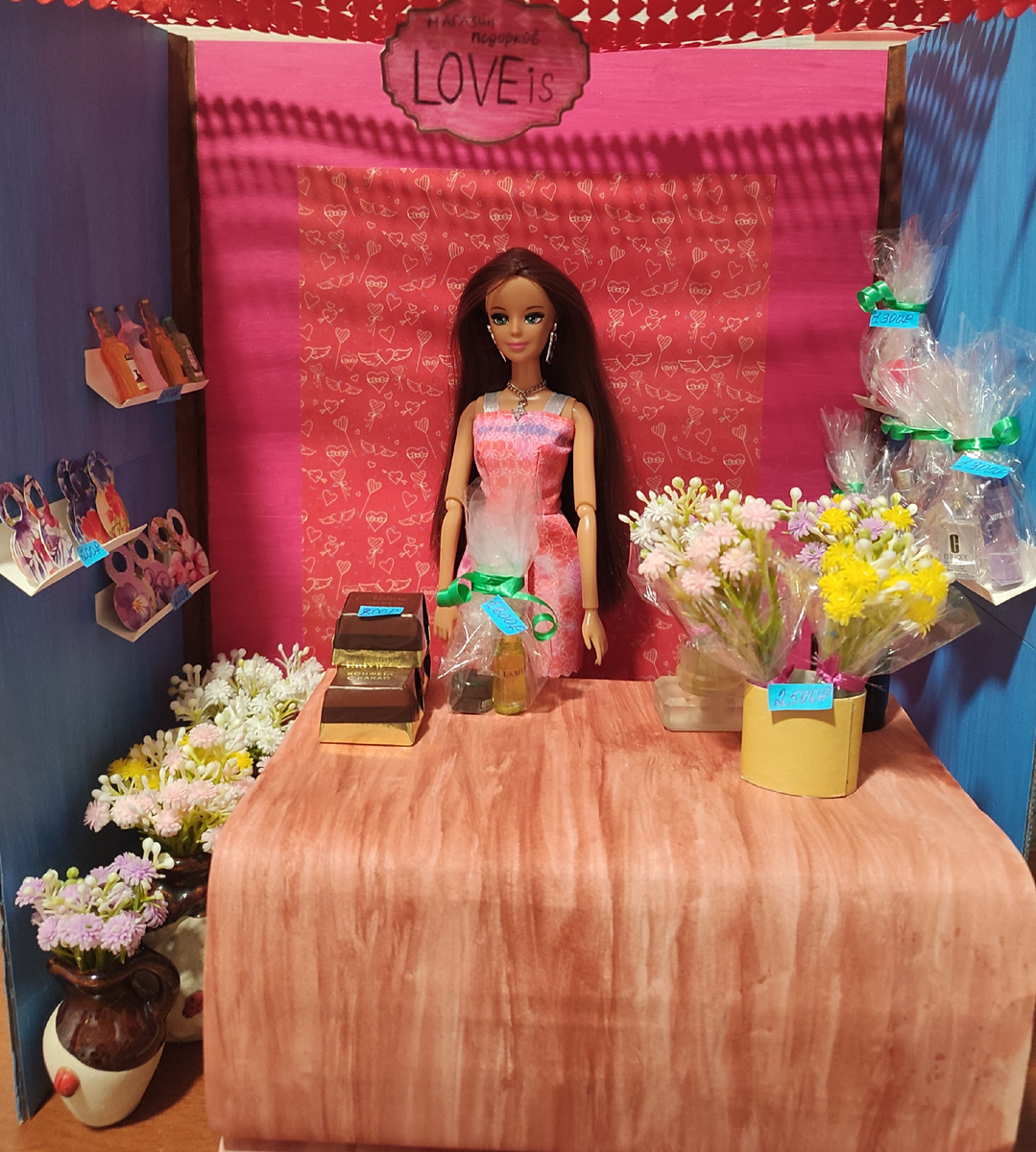 Лилит весь день расставляла товар по полкам, и немного притомилась. 