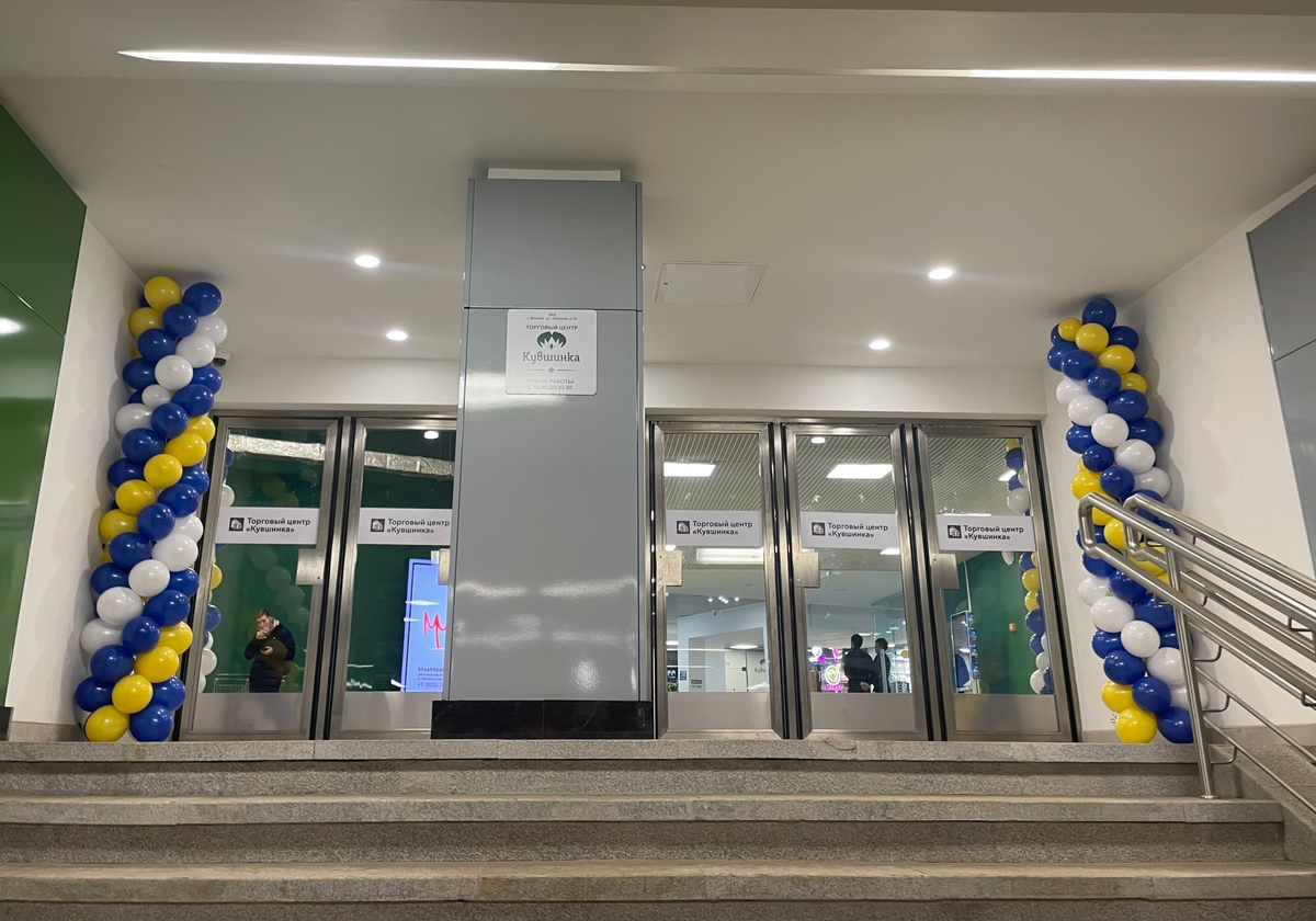 За спиной - двери северного вестибюля.