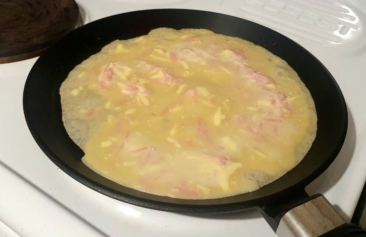 Блины с ветчиной и сыром.