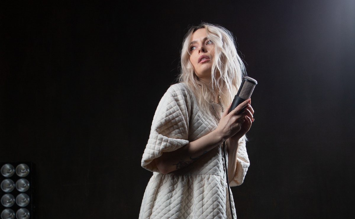 Юлия Кантонистова - вокалистка, музыкант, музыкальный продюсер, тренер по вокалу.