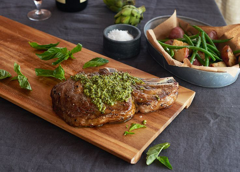 Стейк с соусом песто