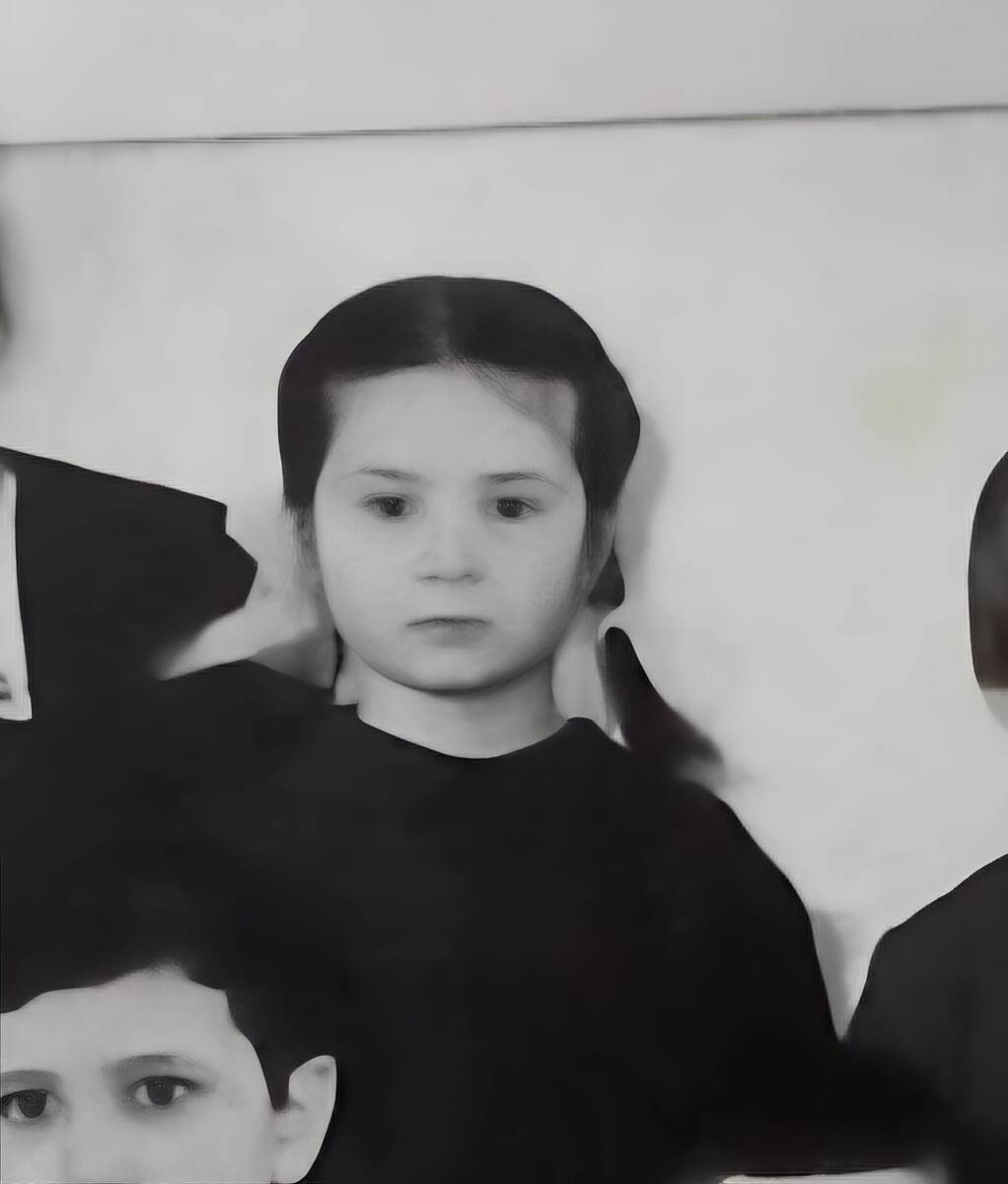 Мама в детстве. Красивая девочка с карими глазами, светлой кожей и черными как уголек волосами.