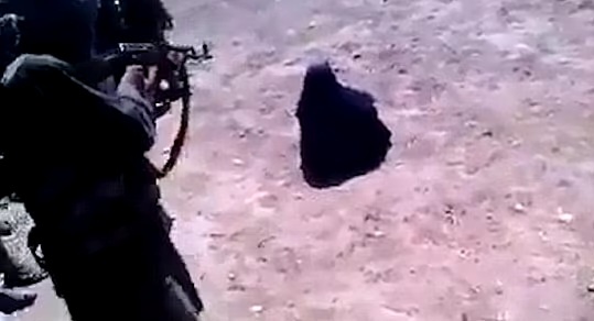 На видео 2016 года видно, как вооружённый мужчина застрелил женщину, обвиняемую в убийстве своего мужа в районе Ханака. Семья её мужа стояла рядом и призывала её умереть.